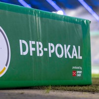 Das Logo des DFB-Pokal ist am Spielfeldrand platziert.