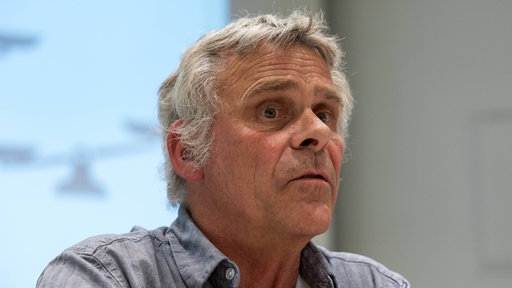 Tiergarten-Direktor Dag Encke und sein Stellvertreter Jörg Beckmann informieren bei einer Pressekonferenz im Tiergarten Nürnberg.