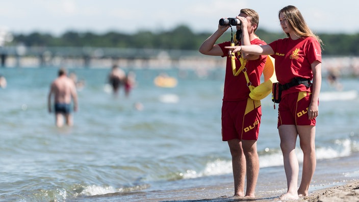 DLRG Rettungsschwimmer am Strand