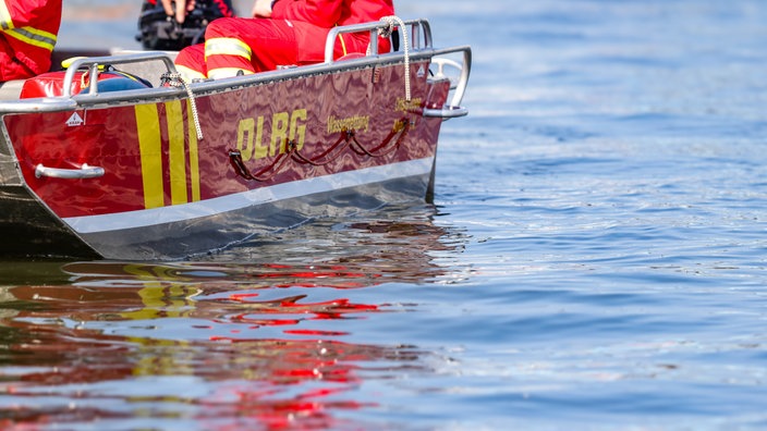 Ein Motorboot der DLRG fährt über einen Fluss