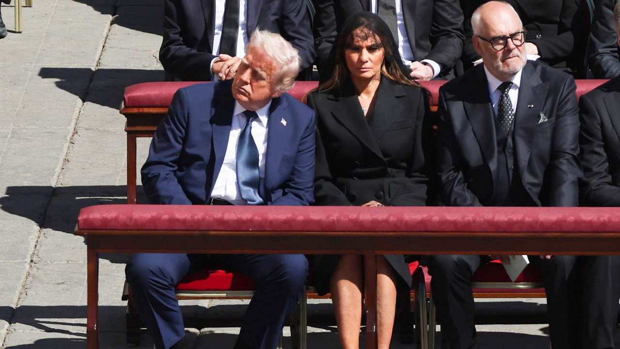 US-Präsident Donald Trump und First-Lady Melania Trump sitzen während der Papst-Trauerfeier auf dem Petersplatz