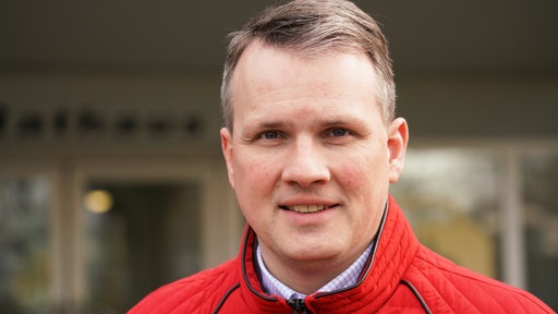 Bürgermeister Tobias Stockhoff steht vor dem Eingang des Rathauses