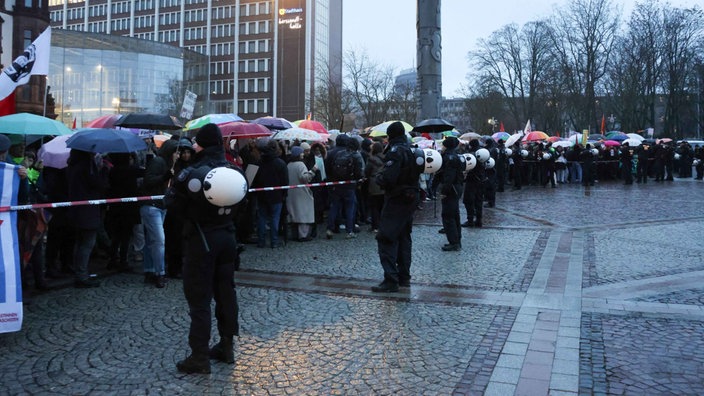 Polizeikette vor Demonstranten