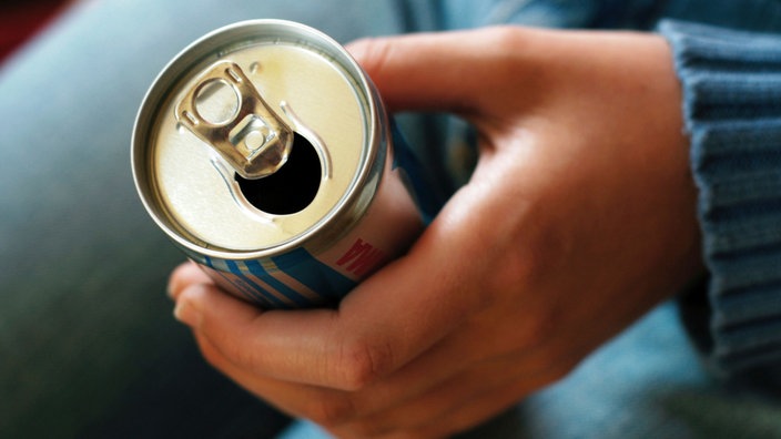 Offenes Dosengetränk in der Hand
