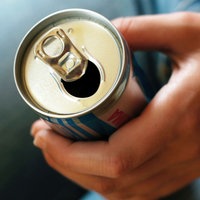 Offenes Dosengetränk in der Hand