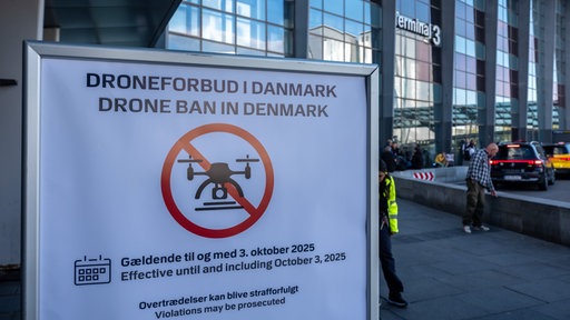 Ein Schild zum Drohnenverbot am Flughafen in Dänemark