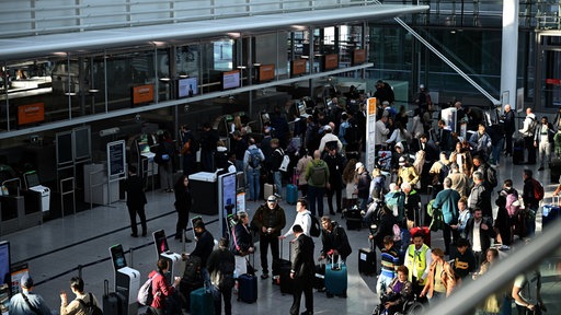 Passagiere sind im Flughafen München zu sehen