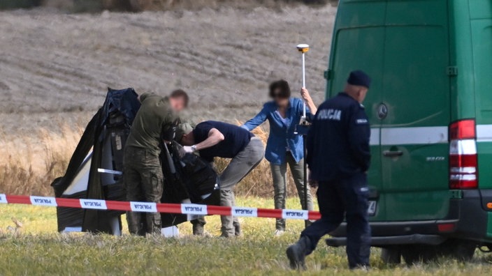 Einsatzkräfte in der Nähe der Absturzstelle einer russischen Drohne