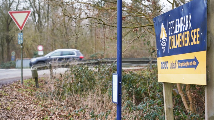 In Höhe der Zufahrt zum Dülmener See steht eine Hinweistafel