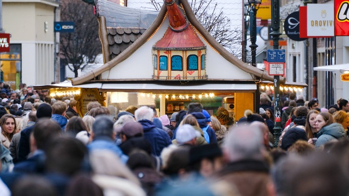 Archivfoto des vollen Düsseldorfer Weihnachtsmarkts in der Flinger Straße