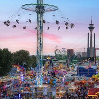 Die Düsseldorfer Rheinkirmes vor Abendhimmel