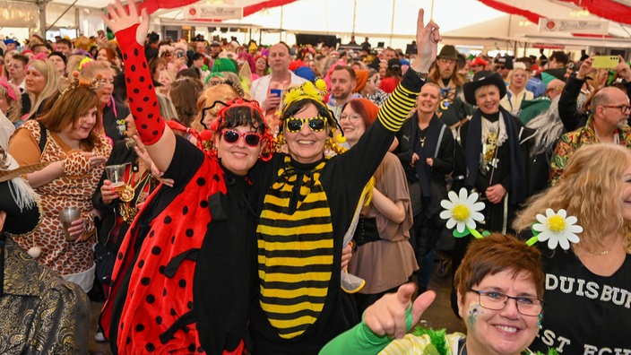 Feiernde an Altweiber 2025 im Duisburger Festzelt