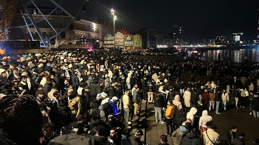 Menschenmenge an der Rheintreppe am Burgplatz in Düsseldorf