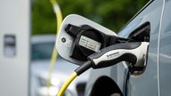 Ein E-Auto wird geladen