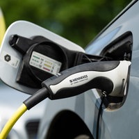 Ein E-Auto wird geladen
