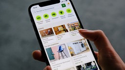  Auf einem Handy ist die Kleinanzeigen-App zu sehen