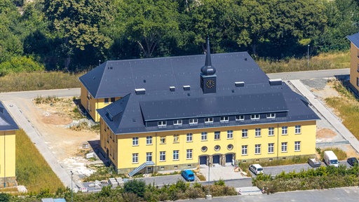 Ein gelbes Gebäude mit Turmuhr