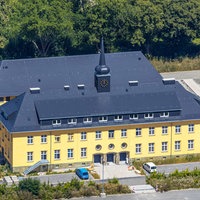 Ein gelbes Gebäude mit Turmuhr