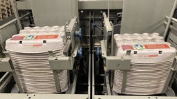 Am Ende kommen die Eier in die Zehner- oder Sechser-Packungen