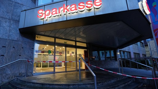 Eingang zur Sparkassen-Filiale Gelsenkirchen-Buer über die Robinienhof-Passage