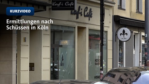Einschusslöcher in der Fensterscheibe des Cafés in der Kölner Südstadt