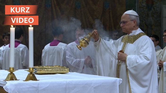 Papst Leo XIV. mit Weihrauch