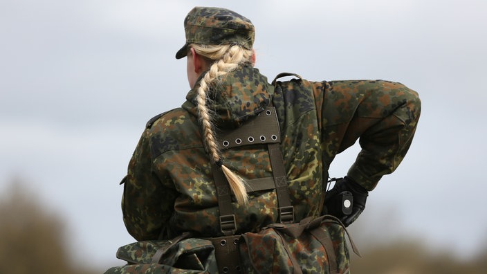 Soldatin in Uniform von hinten 