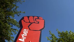Eine rote Pappfaust mit der Aufschrift "Arbeit"
