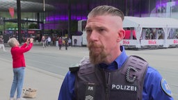 Ein Polizist berichtet übr die Lage während der Proteste