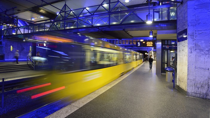 Eine fahrende U-Bahn im Essener Hbf