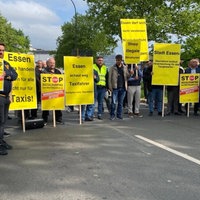 Taxifahrer demonstrieren in Essen mit Schildern gegen Uber