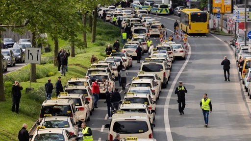 Taxifahrer demonstrieren gegen  Fahrtenvermittler wie Uber und Bolt in Essen, 07.05.