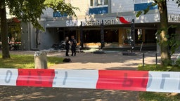 Abgesperrter Bereich vor dem Restaurant in Köln Deutz