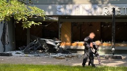Polizei auf der Suche nach Beweismitteln vor dem Restaurant