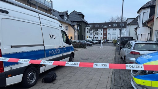 Spurensicherung durch die Polizei nach Explosion in Köln-Eil