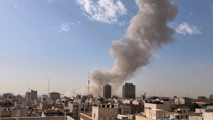 Rauch steigt nach einer Eplosion in Teheran in die Luft
