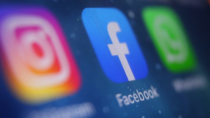 In einem Smartphone-Display ist das Symbol der Social-Media-App Facebook zu sehen
