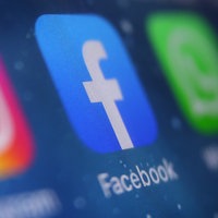 In einem Smartphone-Display ist das Symbol der Social-Media-App Facebook zu sehen