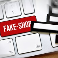 Ein Cursor klickt auf einen Button mit der Aufschrift "Fake-Shop"