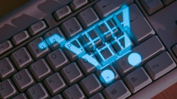 Das Symbol eines Einkaufskorbs leuchtet auf einer Tastatur