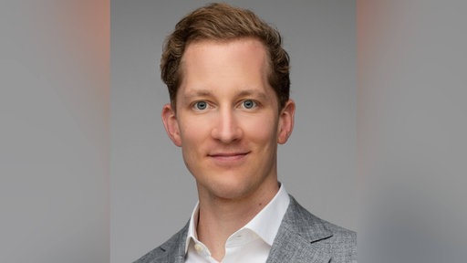 Rechtsanwalt Felix Flosbach von der Verbraucherzentrale NRW