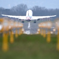 Ein Flugzeug startet am Flughafen Köln/Bonn.