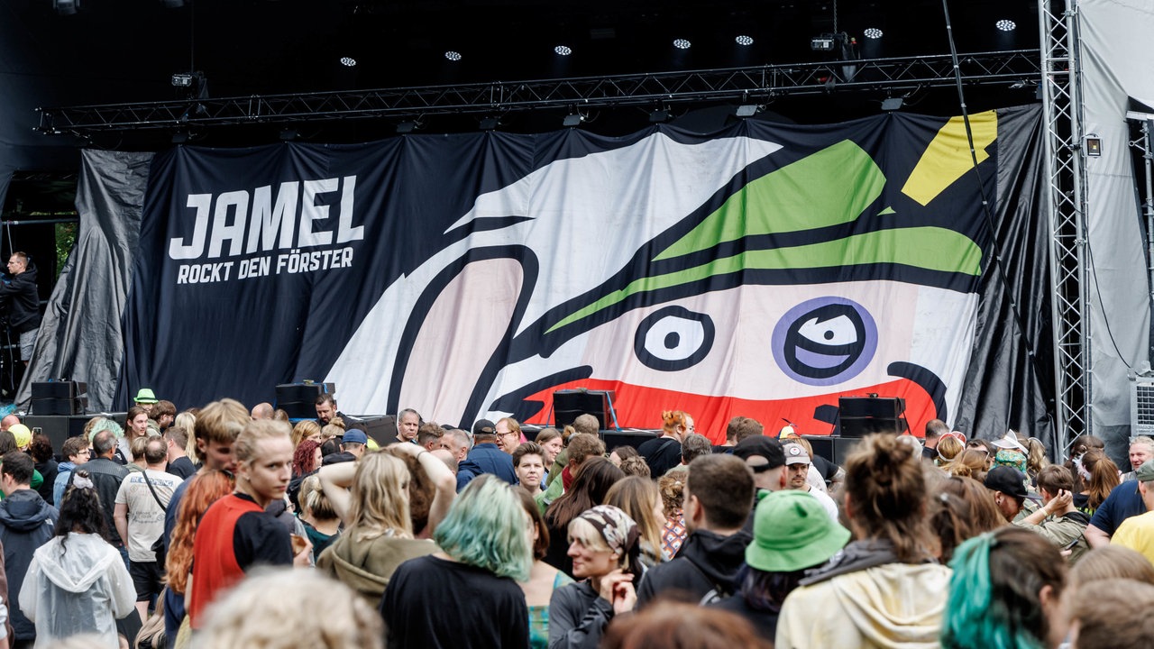 Publikum vor einer Festivalbühne