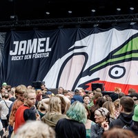 Publikum vor einer Festivalbühne