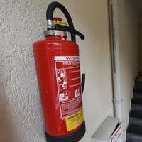 Feuerlöscher in Treppenhaus