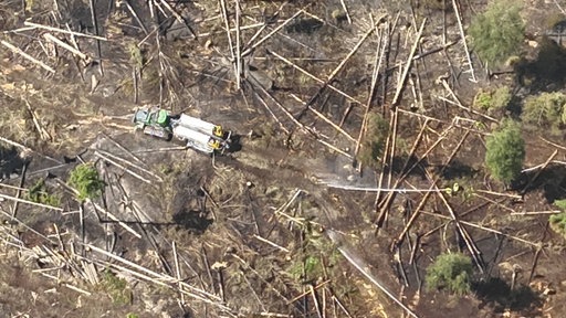 Luftaufnahme eines Spezialfahrzeugs zur Brandbekämpfung am Möhnesee