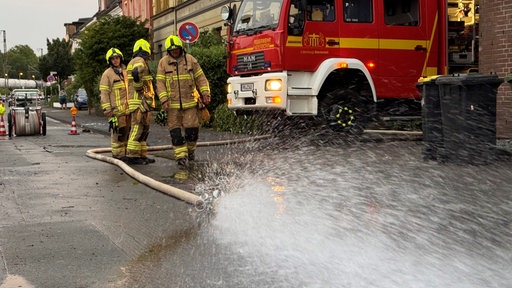 Feuerwehr pumpt Keller leer