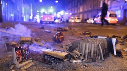 Abgebrannte Böller liegen nach der Silvesternacht auf der Straße