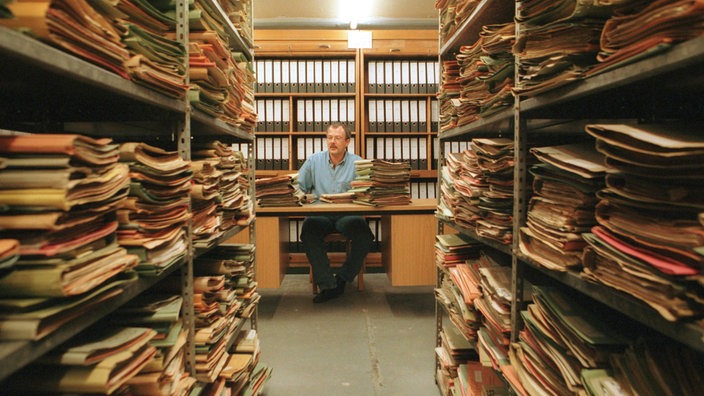 Sachbearbeiter bei Aktensuche im Archiv
