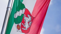 Eine Flagge mti dem Landeswappen von NRW